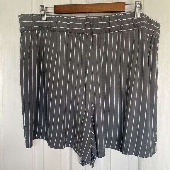 Nine West Women's Shorts XXL Gray Striped Pull On Rayon - Picture 2 of 11
